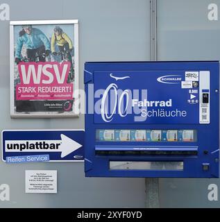 Distributeur automatique pour la vente de chambres à air pour bicyclettes dans le centre-ville de Magdebourg Banque D'Images