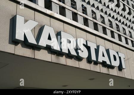 Publicité lumineuse pour une succursale de Karstadt à Magdebourg Banque D'Images