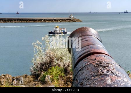 Canons de houe face à Ferry et Breakwater Plymouth Devon Angleterre. Parc public Hoe Cannons en face de la Citadelle Royale Drake Fort des années 1600 face à l'océan. Banque D'Images