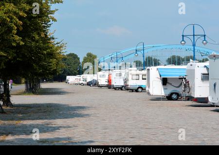 Caravanes de touristes sur les rives de l'Elbe à Magdebourg Banque D'Images