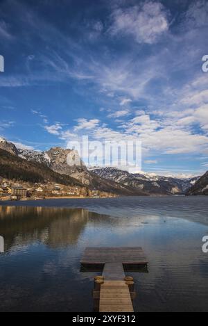 Paysage froid clair avec ciel bleu à Grundlsee, Autriche, hiver, lac gelé, Europe Banque D'Images