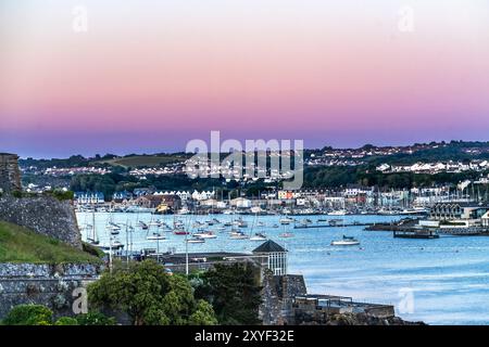 Voiliers colorés Yachts Piers Marina Sunset Harbor de Royal Citadel Hoe Park Plymouth Devon Angleterre. Banque D'Images