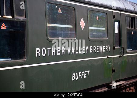 Royaume-Uni, Angleterre, Kent, gare de Tenterden Town avec détail du chariot buffet restauré Banque D'Images