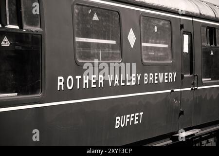 Royaume-Uni, Angleterre, Kent, gare de Tenterden Town avec détail du chariot buffet restauré Banque D'Images