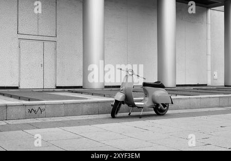 Scooter sur le bord de la route dans le centre de Berlin Banque D'Images