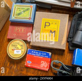 Jeux vintage en boîte sur l'affichage dans la salle de vente aux enchères, Royaume-Uni - jouer PM jusqu'à AM jeu de plateau, Tiddleywinks, Kan-U-Go Banque D'Images