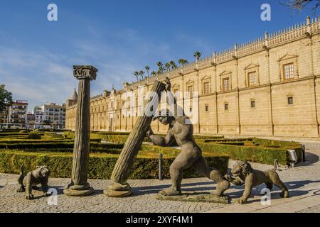 Statues devant le Parlement andalou, (Parlamento de Andalucia) à Séville, Espagne, Europe Banque D'Images