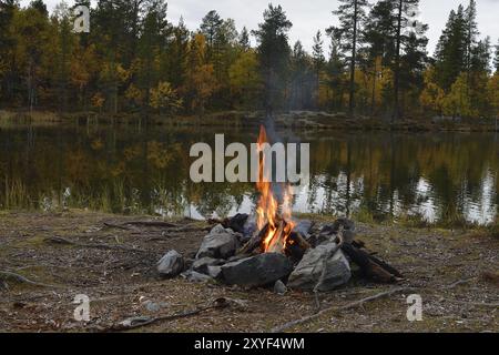 Feu de camp un soir en suède. Feu de camp en Suède Banque D'Images