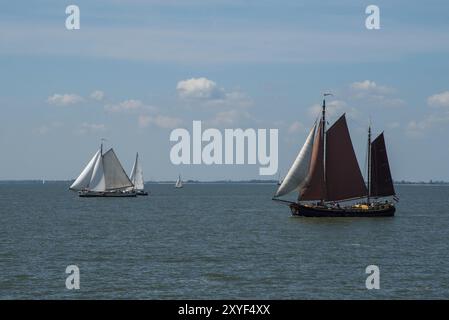 Oosterleek, pays-Bas, mai 2022. Vieux voiliers traditionnels sur le Markermeer, pays-Bas Banque D'Images