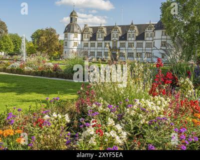 Château historique avec un parterre de fleurs magnifiquement arrangé dans un jardin bien entretenu en été, Schloss Neuhaus, Allemagne, Europe Banque D'Images