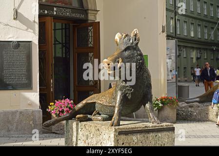 Europe, Allemagne, Bavière, capitale de l'État Munich, ville, Neuhauser Strasse, musée allemand de la chasse et de la pêche, sanglier en bronze devant l'entr Banque D'Images