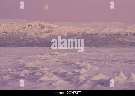 Lever de lune sur le lac gelé Tornetraesk, Abisko, Norrbotten, Laponie, Suède, décembre 2012, Europe Banque D'Images