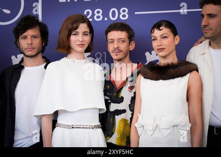 Venise, Italie. 29 août 2024. L'actrice Mariana Di Girolamo, le réalisateur Luis Ortega, l'acteur Nahuel Perez Biscayart et l'actrice Ursula Corbero assistent à un appel photo pour le film ''El Jockey'' (tuer le Jockey) lors du 81e Festival international du film de Venise le 29 août 2024 à Venise, Italie. (Photo de Daniele Cifala/NurPhoto) crédit : NurPhoto SRL/Alamy Live News Banque D'Images