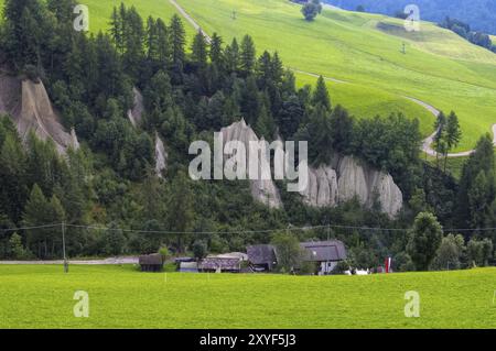 Pyramides de terre de Terenten une caractéristique géologique, Terenten dans les Dolomites, Hoodoos une formation géologique Banque D'Images