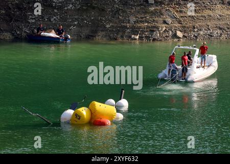Une partie de l'hélicoptère des forces armées de Bosnie-Herzégovine est retiré du lac Jablanica par un personnel de l'armée près de Sarajevo, Bosnie-Herzégovine, le 29 août 2024. Un hélicoptère s'est écrasé à 40 kilomètres de la capitale Sarajevo, lors d'un vol d'entraînement pour des exercices conjoints avec la mission de maintien de la paix de l'UE en Bosnie-Herzégovine. Photo : Armin Durgut/PIXSELL crédit : Pixsell/Alamy Live News Banque D'Images