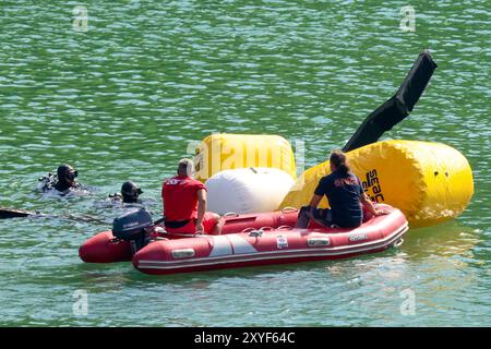 Une partie de l'hélicoptère des forces armées de Bosnie-Herzégovine est retiré du lac Jablanica par un personnel de l'armée près de Sarajevo, Bosnie-Herzégovine, le 29 août 2024. Un hélicoptère s'est écrasé à 40 kilomètres de la capitale Sarajevo, lors d'un vol d'entraînement pour des exercices conjoints avec la mission de maintien de la paix de l'UE en Bosnie-Herzégovine. Photo : Armin Durgut/PIXSELL crédit : Pixsell/Alamy Live News Banque D'Images