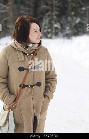 Jolie jeune femme en hiver en plein air, Carélie, Russie, Europe Banque D'Images