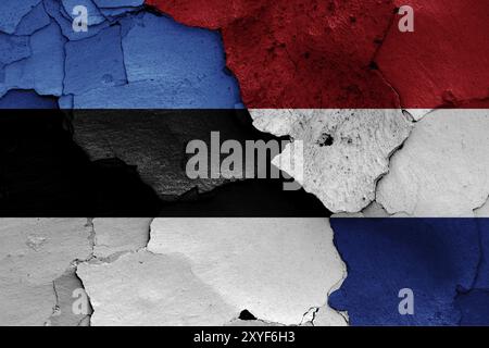 Drapeaux d'Estonie et des pays-Bas peints sur un mur fissuré Banque D'Images