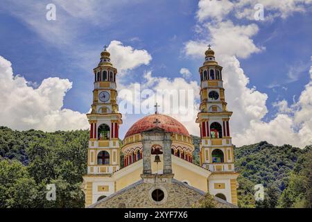 Magnifique église avec deux tours devant un paysage de montagne boisé et un ciel nuageux, église notre-Dame, Meskla, Lefka Ori, montagnes blanches, m Banque D'Images