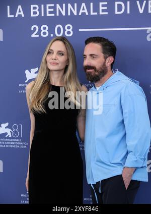 Venise, Italie. 29 août 2024. Angelina jolie (G) et Pablo Larrain du film 'Maria' posent pour la photo call lors du 81e Festival international du film de Venise à Venise, Italie, 29 août 2024. Crédit : Li Jing/Xinhua/Alamy Live News Banque D'Images