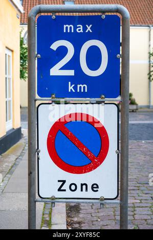 Praesto, Seeland, Danemark - 22 juillet 2024 - panneaux de signalisation pour une zone piétonne sans stationnement avec une vitesse maximale de 20 km/h. Banque D'Images