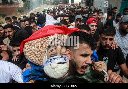 Naplouse, Palestine. 29 août 2024. (NOTE DE LA RÉDACTION : image représente la mort) les personnes en deuil marchent avec l'un des corps de quatre Palestiniens tués lors d'une opération militaire israélienne lors de leurs funérailles dans le camp de réfugiés palestiniens de Fara près de Tubas, dans le nord de la Cisjordanie occupée. Le 28 août, Israël a lancé une opération à grande échelle en Cisjordanie occupée où ils ont tué des combattants palestiniens, car cela fait presque 11 mois à Gaza, la guerre ne montre aucun signe de ralentissement. (Photo de Nasser Ishtayeh/SOPA images/Sipa USA) crédit : Sipa USA/Alamy Live News Banque D'Images