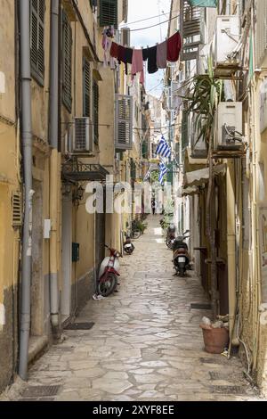 Ruelle pittoresque dans la ville de Corfou, Grèce, Europe Banque D'Images