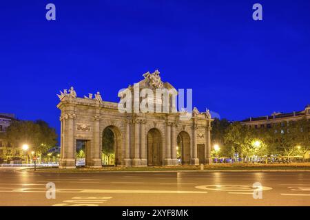 Espagne Madrid, ville nuit à Puerta de Alcala Banque D'Images