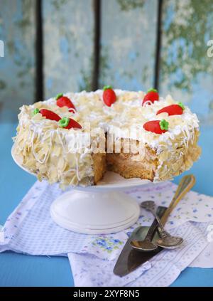 Gâteau aux carottes avec glaçage et peu de carottes sur fond de bois Banque D'Images