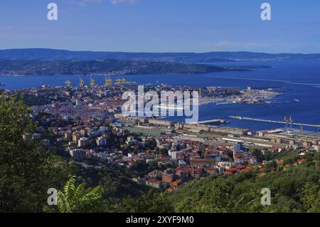 La ville italienne de Trieste d'en haut, la ville italienne Trieste vue aérienne Banque D'Images