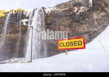 Cascade Seljalandsfoss fermée pour vous permettre de marcher sous en hiver en raison de la neige en Islande Banque D'Images