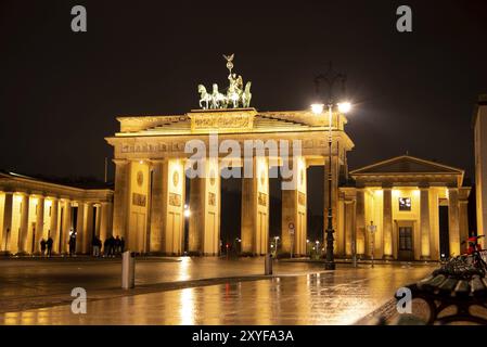 Berlin, Allemagne. Novembre 2022. La porte de Brandebourg à Berlin la nuit Banque D'Images