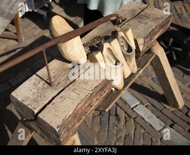 Enkhuizen, pays-Bas. Juin 2022. Le processus de fabrication de chaussures en bois Banque D'Images