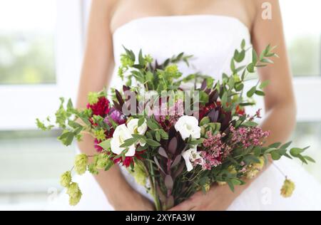 Bouquet de mariage inhabituel avec fleurs succulentes dans un style rétro à la main d'une épouse Banque D'Images