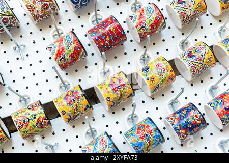 Mugs avec des motifs colorés. Assortiment d'une boutique de cadeaux en Turquie. Gros plan avec flou sélectif Banque D'Images