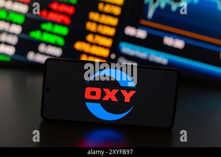 Dans cette illustration photo, le logo Occidental Petroleum (oxy) est affiché sur l'écran d'un smartphone Banque D'Images