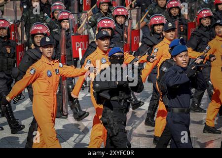 Kuala Lumpur, Malaisie. 29 août 2024. Le personnel des forces armées malaisiennes marche pendant la répétition du défilé des célébrations de la 67e fête nationale à Putrajaya. Hari Merdeka (jour de l'indépendance) est une journée nationale de Malaisie. Il commémore l'indépendance de la Fédération de Malaisie de la domination coloniale britannique. (Photo © Wong Fok Loy/SOPA images/SIPA USA) crédit : SIPA USA/Alamy Live News Banque D'Images