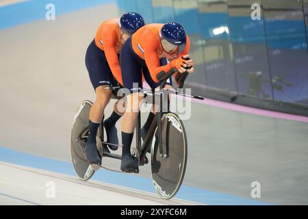 Paris, France. 24 septembre, Tristan Bangma (arrière) et Patrick Bos (avant et pilote) ont établi un nouveau record du monde et remporté la médaille d'or dans la poursuite en tandem aveugle masculine aux Jeux paralympiques de Paris. Crédit : Casey B. Gibson 2024/Alamy Live News Banque D'Images
