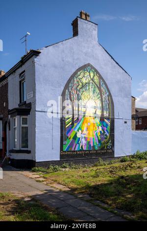 Kirkdale, Liverpool, Royaume-Uni, Flower Street Project 29 août 2024. Le projet Flower Streets est une célébration de Kirkdale et de ses résidents, et a déjà donné lieu à neuf peintures murales à grande échelle sur le côté pignon des maisons – chacune représentant les fleurs homonymes de chaque rue. Les œuvres d’art sont une célébration de la communauté et visent à rajeunir la région, ainsi qu’à aborder la question des comportements antisociaux. Et maintenant, deux autres œuvres incroyables vont être ajoutées à la collection. L’artiste visuelle Madeleine pires – qui a été responsable de toutes les œuvres à ce jour est retournée à Kirkdale Banque D'Images