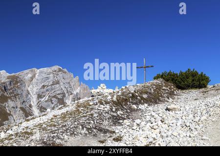 Croix au sommet du Strudelkopf, Dolomites, Tyrol du Sud Banque D'Images