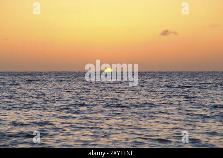 Coucher de soleil calme à l'horizon sur la mer du Nord Banque D'Images