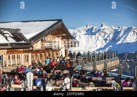 Les touristes s'assoient sur une terrasse au soleil d'hiver Banque D'Images