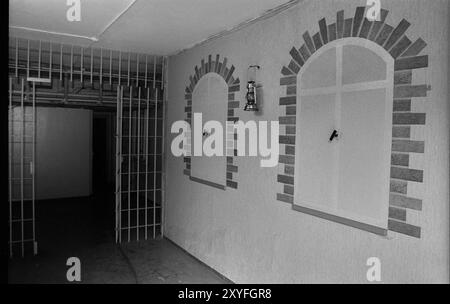 Allemagne, Berlin, 23.06.1991, fenêtres peintes sur le mur..., accès aux cellules du sous-sol de l'ancien tribunal de district de Lichtenberg (juste à côté Banque D'Images