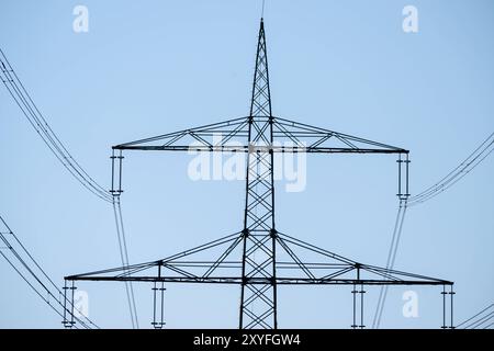 Strommaster und Hochspannungsleitungen vor klarem Himmel , Deutschland, 29.08.2024, Eine Nahaufnahme eines Strommasts mit Hochspannungsleitungen, die sich vor einem klaren, blauen Himmel abzeichnen. DAS Bild symbolisiert Energieversorgung und moderne Infrastruktur. *** Poteau électrique et lignes à haute tension contre un ciel clair , Allemagne, 29 08 2024, gros plan d'un poteau électrique avec des lignes à haute tension silhouettées contre un ciel bleu clair L'image symbolise l'approvisionnement en énergie et l'infrastructure moderne Banque D'Images