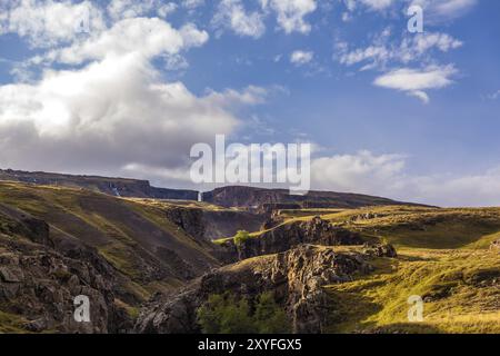 Cascade Hengifoss jaillissant sur une falaise et le canyon de la rivière qui coule sur l'Islande Banque D'Images