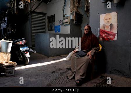 Nul, nul, nul. 29 août 2024. 08/29/2024, CAMP DE CHATILA, BEYROUTH, LIBAN : Une femme dans le CAMP DE CHATILA et l'affiche du chef politique du Hamas ISMAIL HANIYEH assassinée dans la capitale iranienne le 31 juillet par les forces de israÃÂ«. (Crédit image : © David Allignon/ZUMA Press Wire) USAGE ÉDITORIAL SEULEMENT! Non destiné à UN USAGE commercial ! Banque D'Images