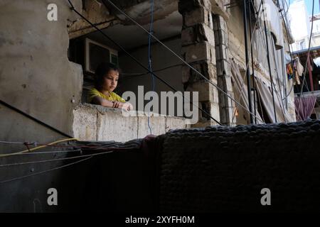 Nul, nul, nul. 29 août 2024. 08/29/2024, CAMP DE CHATILA, BEYROUTH, LIBAN : Une fille regarde la construction d'un nouveau bâtiment dans le CAMP DE CHATILA. (Crédit image : © David Allignon/ZUMA Press Wire) USAGE ÉDITORIAL SEULEMENT! Non destiné à UN USAGE commercial ! Banque D'Images