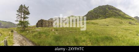 La ruine de Capel Rhosydd près de Blaenau Ffestiniog, Gwynedd, pays de Galles, Royaume-Uni, avec Moel Yr Hydd en arrière-plan Banque D'Images