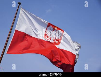 Den Helder, pays-Bas. 30 juin 2023. Le drapeau polonais bat dans le vent Banque D'Images