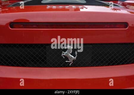 Détail en gros plan de l'extrémité arrière rouge de la voiture de sport Supercar Ferrari Spyder avec le logo de la marque du fabricant de voitures de luxe saut cheval Cavallino rampante, Banque D'Images